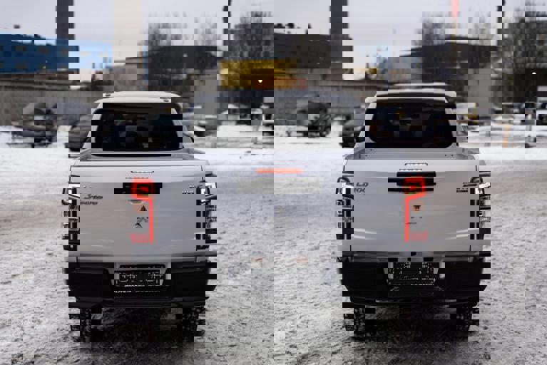 Pop-Up Sauna Truck Offers Steamy Respite on Chilly Winter Evenings